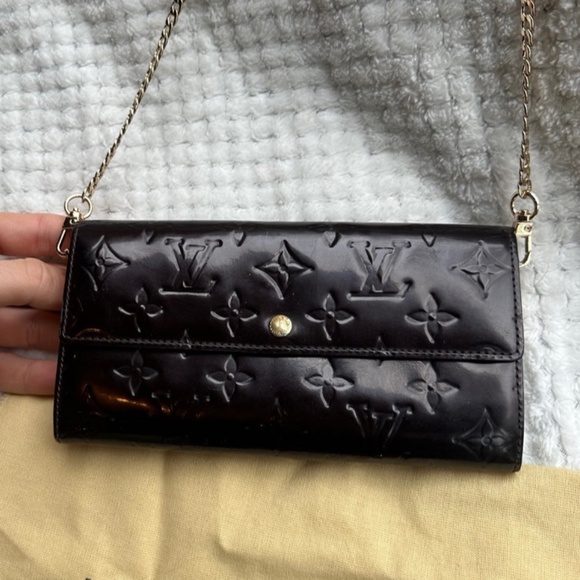 Louis Vuitton - Picture 1 of 10